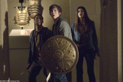 (De izquierda a derecha) Brandon T. Jackson como Grover, Logan Lerman como Percy Jackson y Alexandra Daddario como Annabeth en "Percy Jackson y los Olímpicos: El ladrón del rayo".
